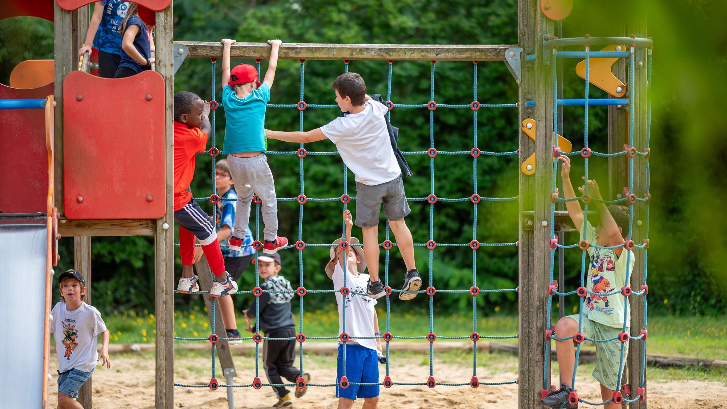 Des enfants en tenue d'été jouant sur des jeux de square