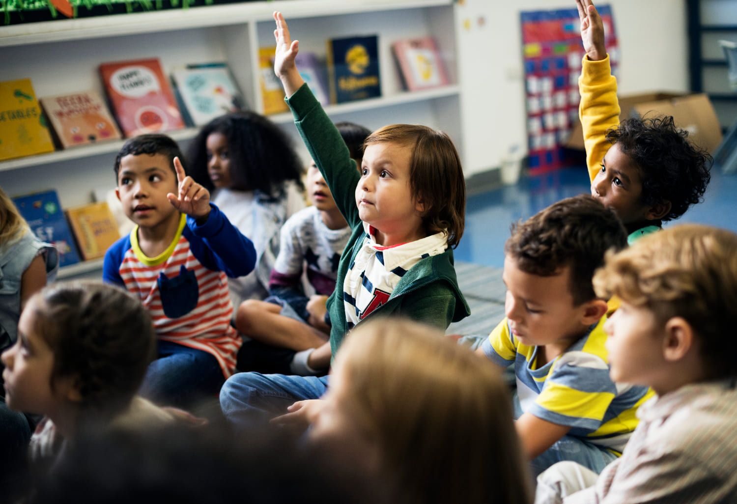 de jeunes enfants assis en classe et levant la main pour prendre la parole - crédit photo : freepik