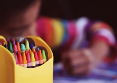 photo focale de crayons dans une boîte jaune