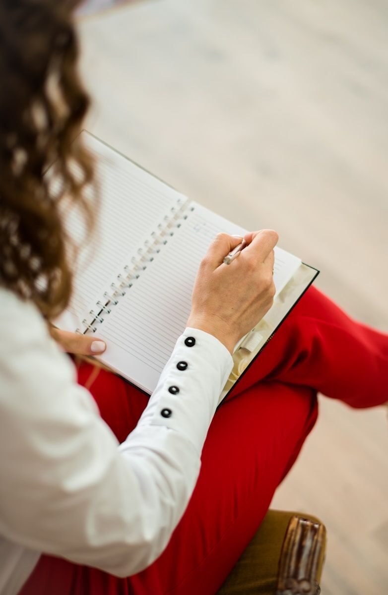 Femme qui écrit sur un cahier