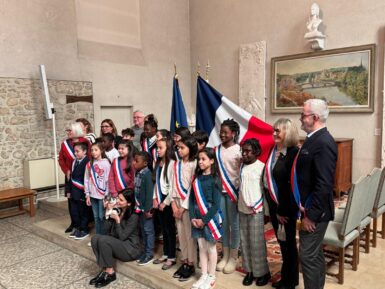 Les jeunes élus du conseil municipal des enfants de Nemours, entourés de madame le Maire et de ses adjoints