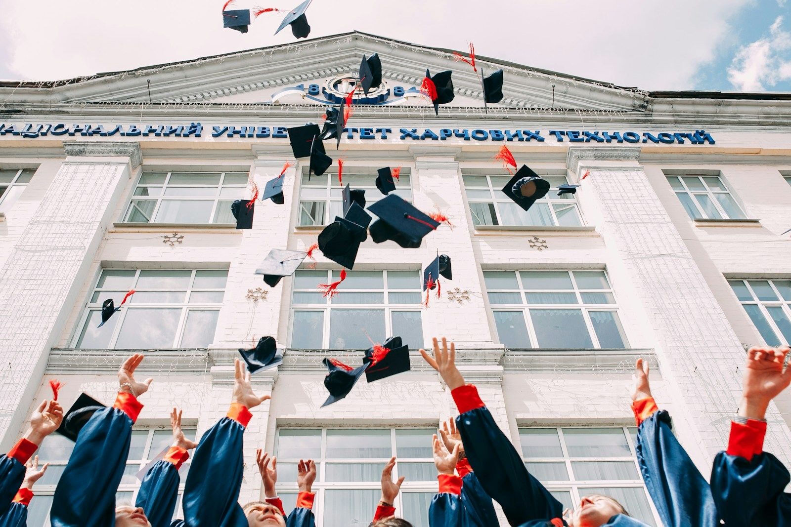 étudiants du lycée jetant leur chapeaux dans les airs