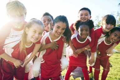 groupe d'enfant en équipe sportive heureux