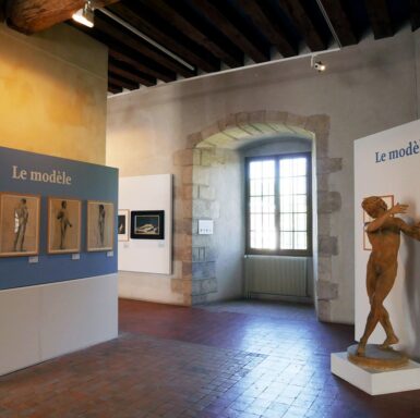 Une exposition de dessins de nu académique à l'intérieur du château-musée de Nemours