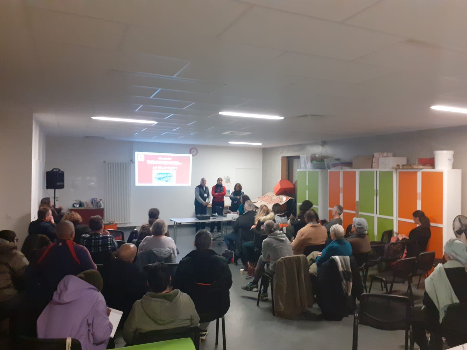 Assemblée lors de la table de quartier au Mont Saint Martin