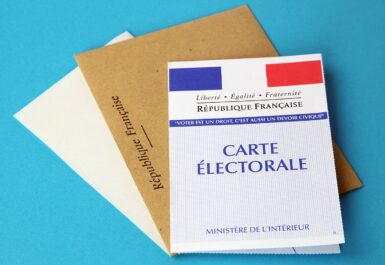 Une carte électorale posée sur un bulletin de vote et son enveloppe