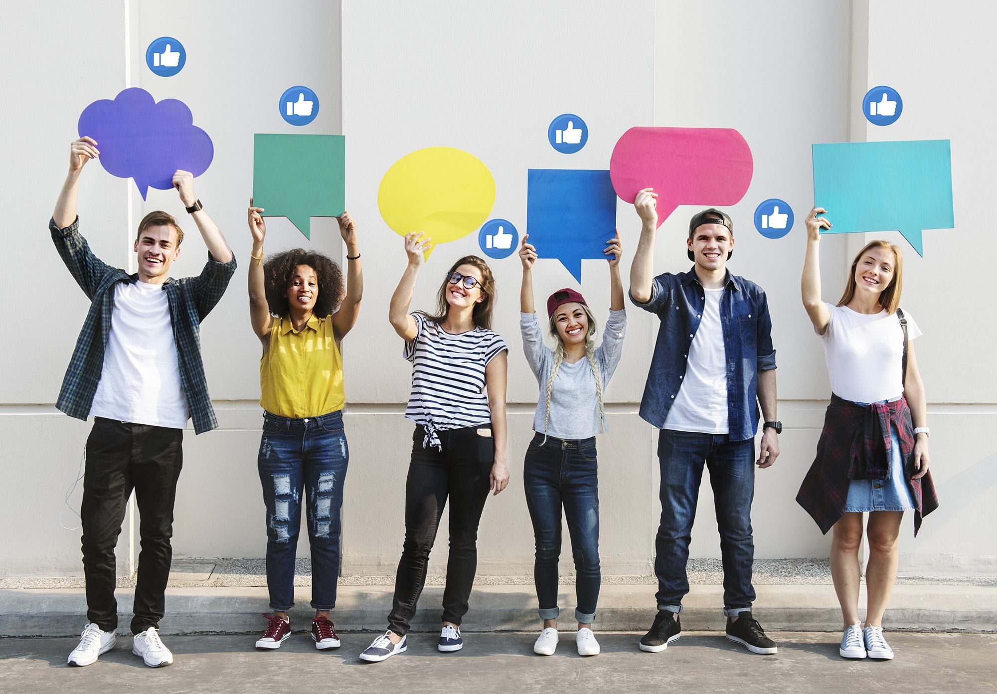 Un groupe de jeunes tient à bout de bras des bulles de dialogue colorées, et des 