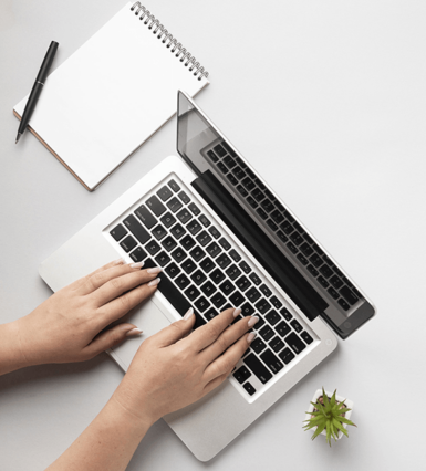 Les mains d'une femme sont posées sur le clavier d'un ordinateur portable ; illustration de la page budget