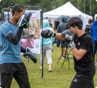 deux jeunes s'entraînant à la boxe en plein air