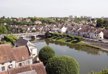 Le canal du Loing, vu depuis la tour de guet du château-musée de Nemours