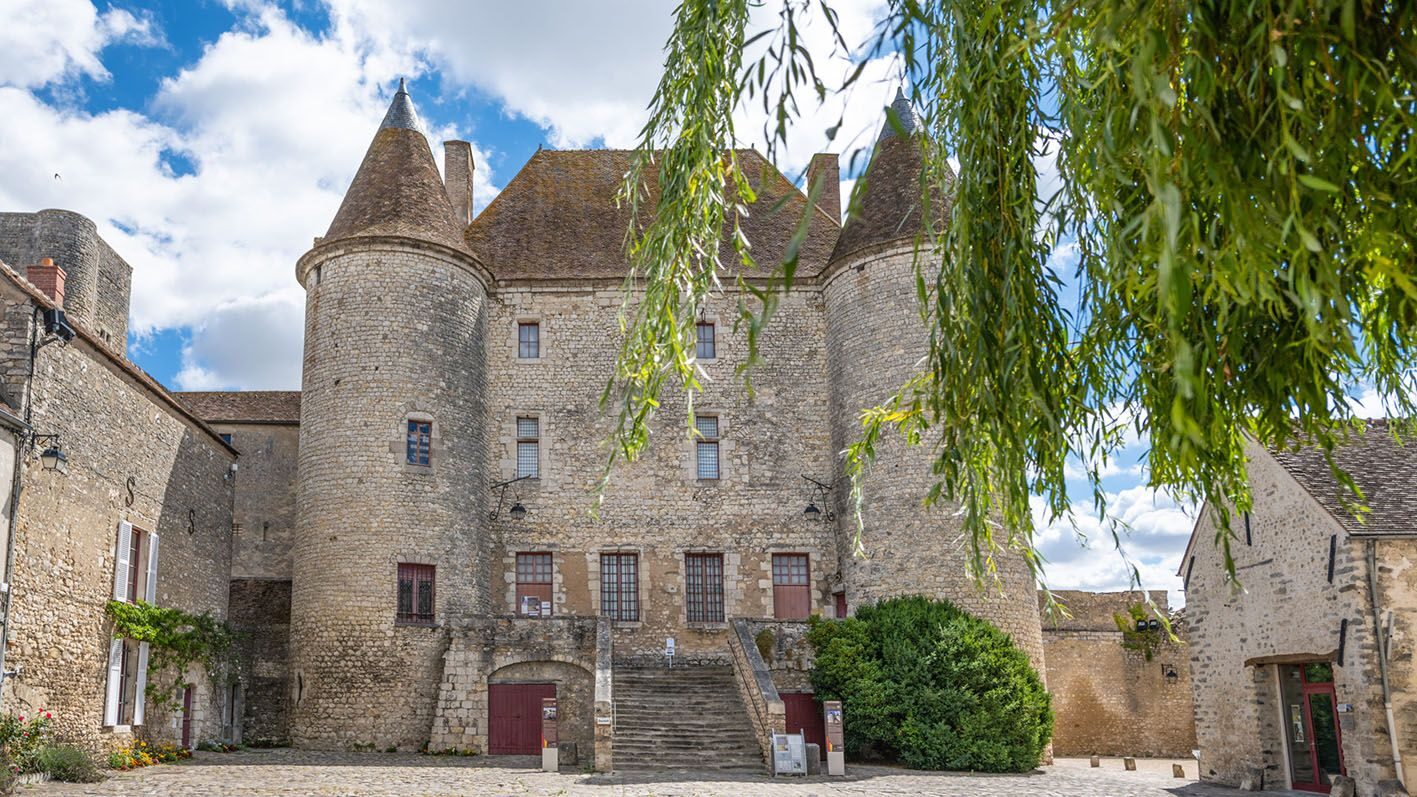 Une vue de l'entrée du château-musée de Nemours