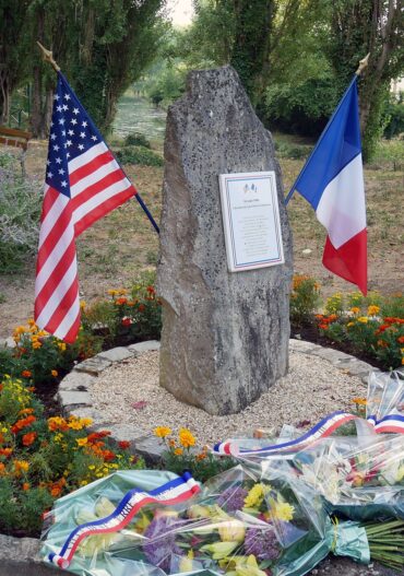 Le monument de la libération de Nemours et Saint-Piere, devant lequel ont été déposées des gerbes de fleurs