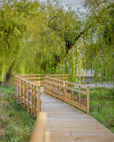 plateforme en bois entourée de verdure de l'ile du perthuis à nemours