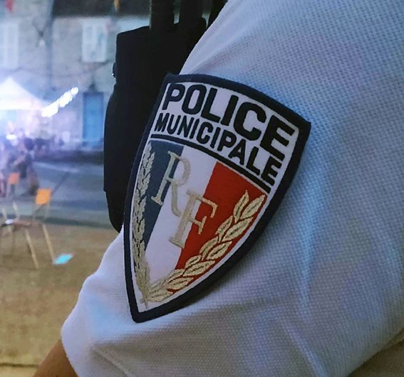 Une photo de l'écusson de la Police Municiaple, avec l'emblème RF sur fond bleu blanc rouge