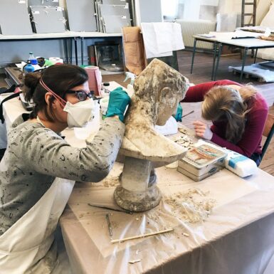 Deux restauratrices d'oeuvre d'art travaillent sur des sculptures du château-musée de Nemours