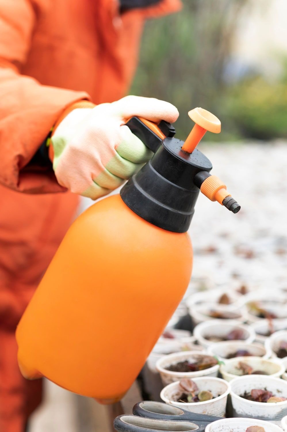 bombonne orange pour asperger les nuisibles