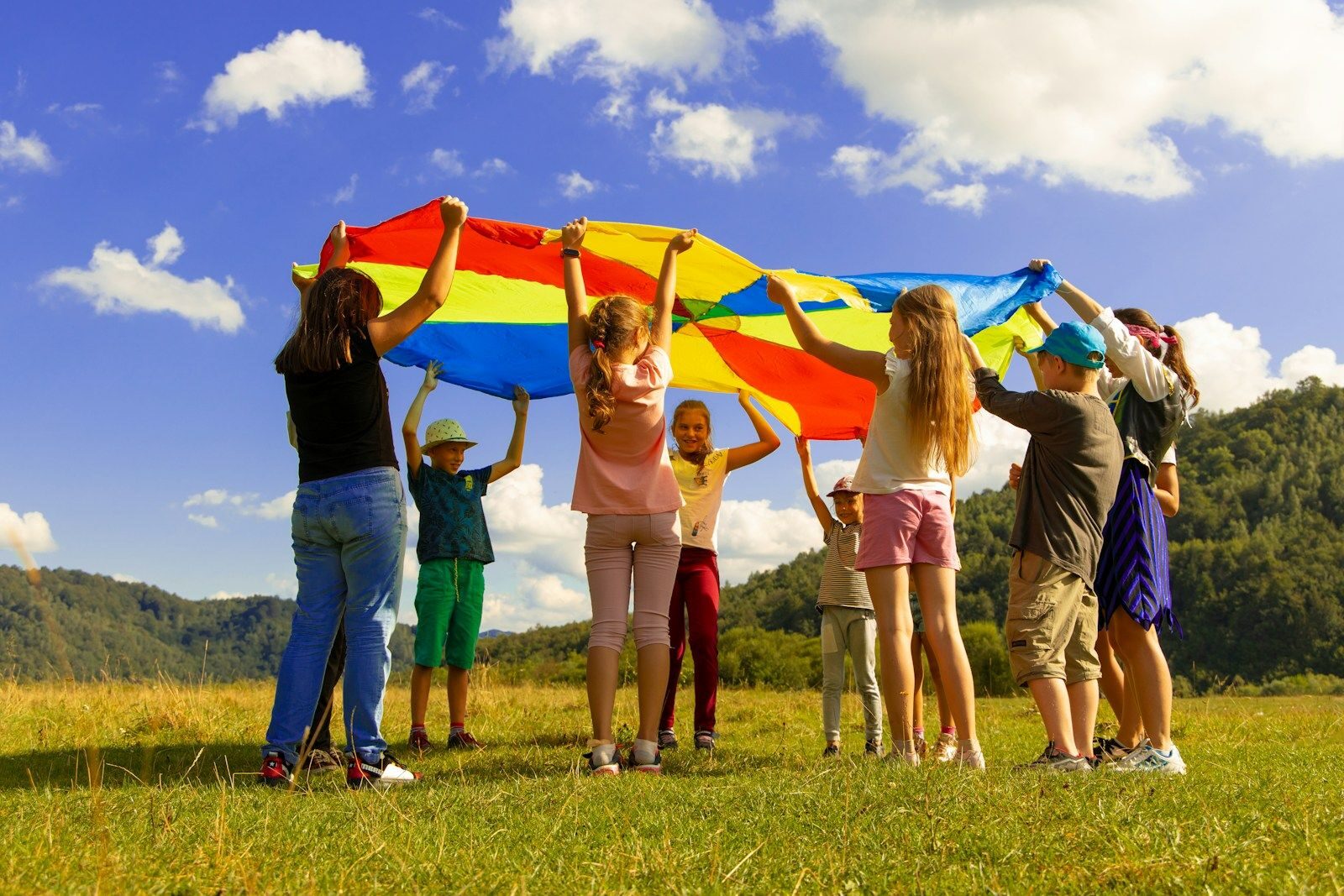 groupe d'enfant debout sur un champ d'herbe verte en plein journée de soleil