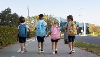 Des enfants qui partent a l'école, le sac sur le dos - crédits photo FreePik