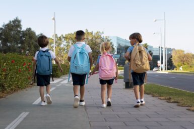 Des enfants qui partent a l'école, le sac sur le dos - crédits photo FreePik