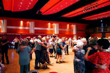 des couples de séniors pratiquant des danses de salon lors d'un atelier