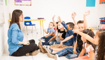 des enfants de la maternelle sont parterre dans leur classe.