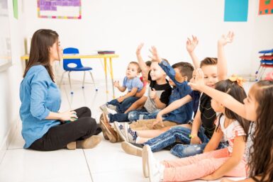 des enfants de la maternelle sont parterre dans leur classe.