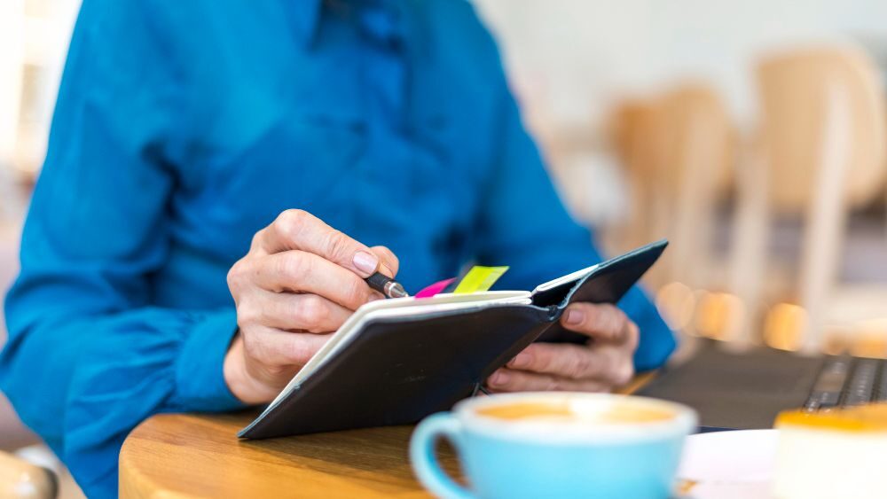 Une personne regarde son calendrier