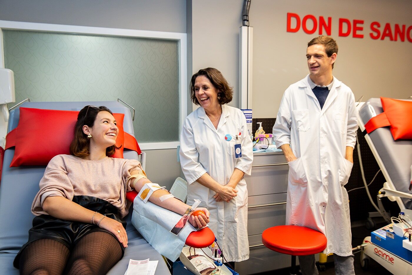 don du sang avec professionnels de santé