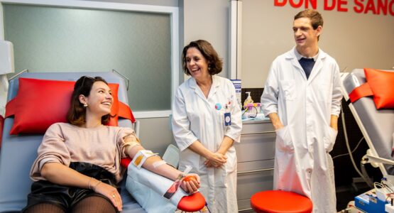 don du sang avec professionnels de santé