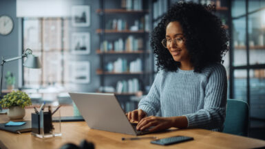 Une femme est sur son pc portable