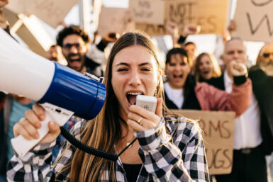 Un groupe de personnes fait une manifestation