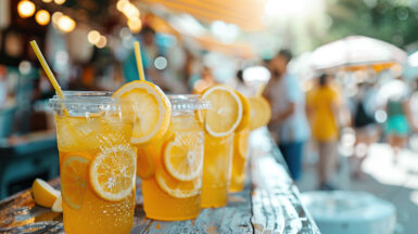 Des boissons sont posées sur un bar en plein aire pour cela il faut ouvrir un débit de boissons temporaire