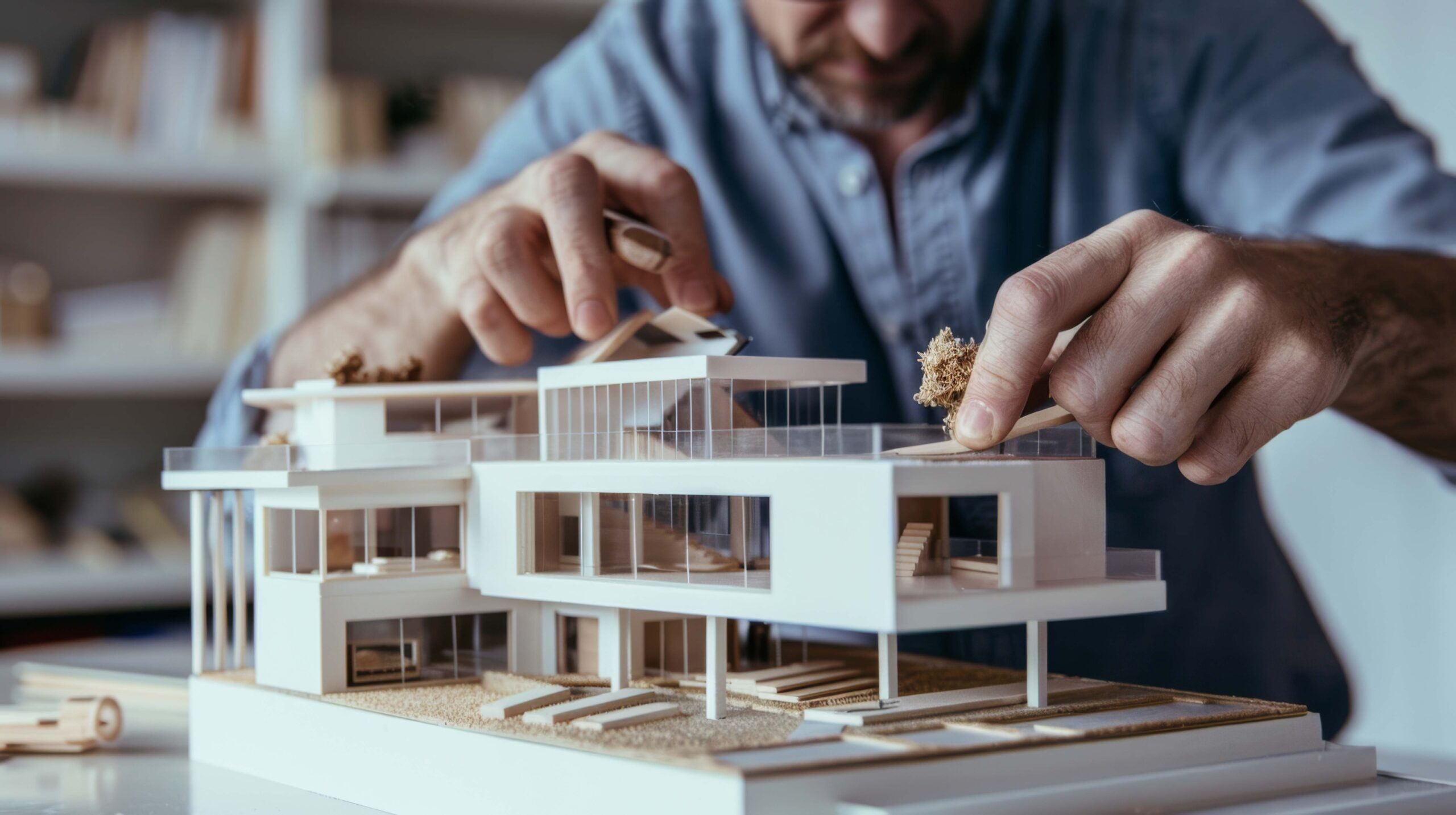 un homme fait une maquette de maison