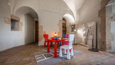 une salle du chateau de nemours avec du mobilier pour enfants. crédit photo : citastudio