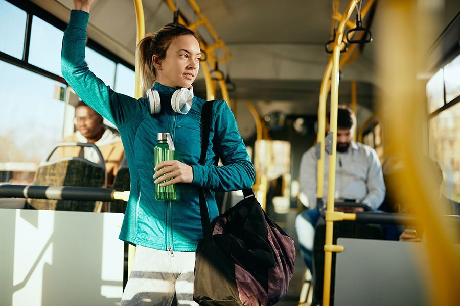 une jeune femme sportive dans un bus