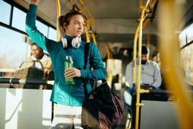 une jeune femme sportive dans un bus