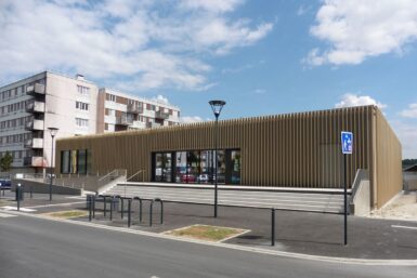 une vue de la façade du centre social la mosaique à nemours