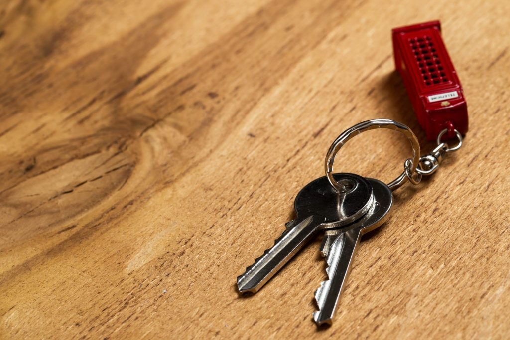 2 clés avec porte-clés de cabine téléphonique du Royaume Uni comme objets trouvés