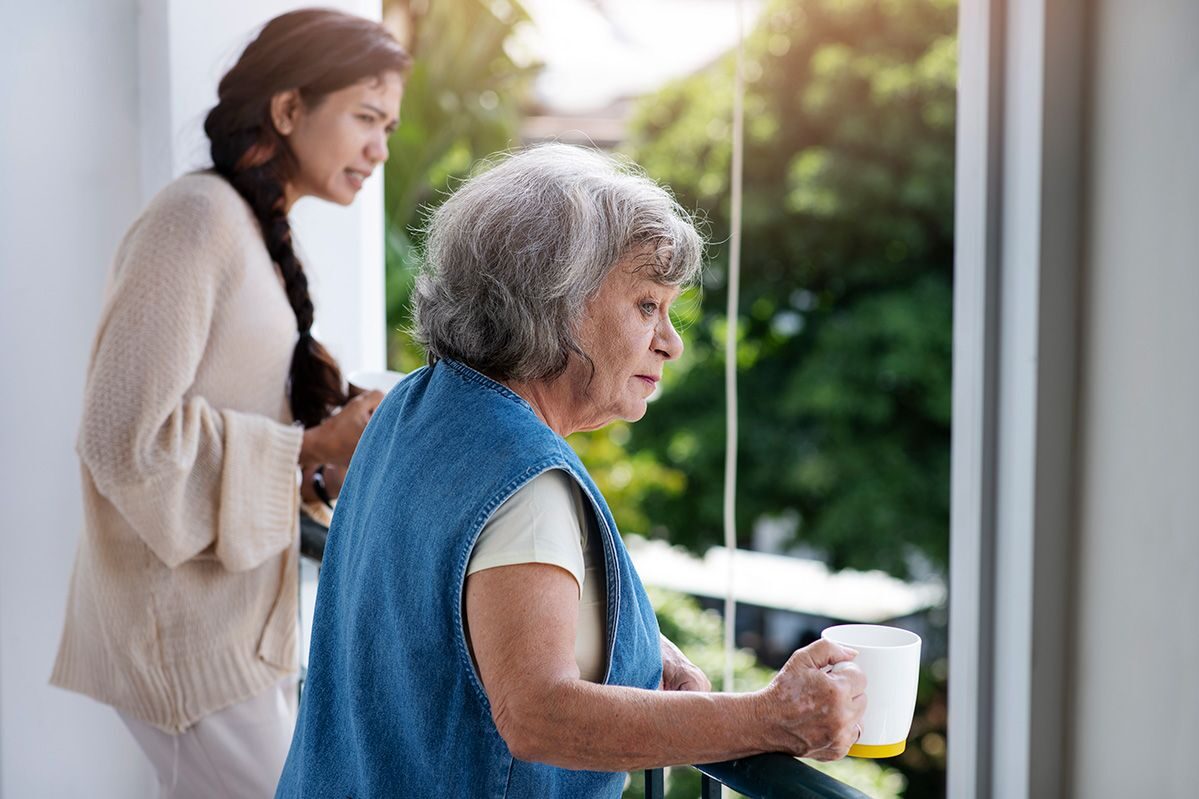 deux femmes boivent un café accoudées au balcon de leur logement - crédit photo : freepik