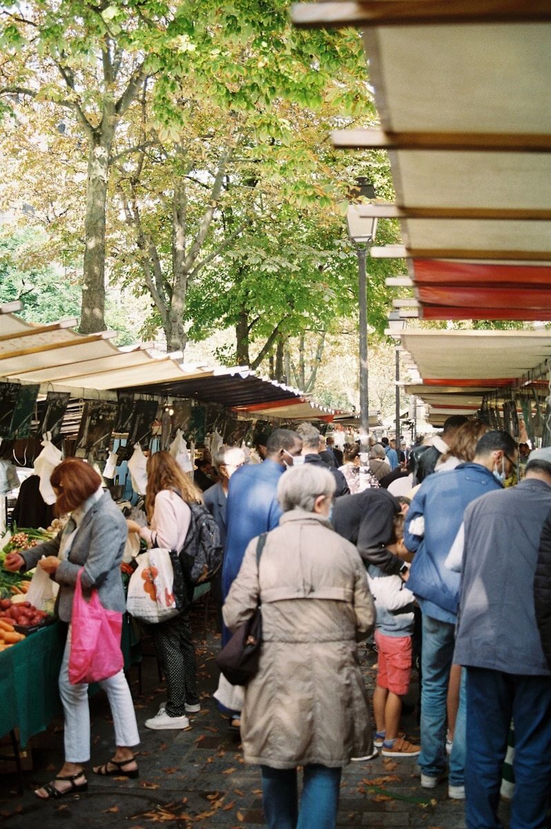 marché en pleine aire, avec des personnes qui circule a pieds.