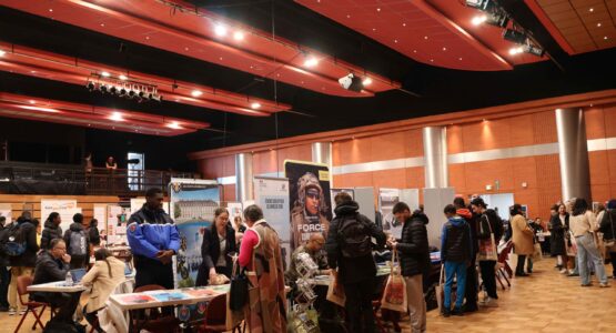 vue scène du loing avec stands pour salon de l'emploi et de l'alternance