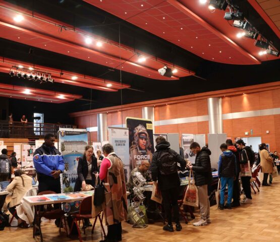 vue scène du loing avec stands pour salon de l'emploi et de l'alternance