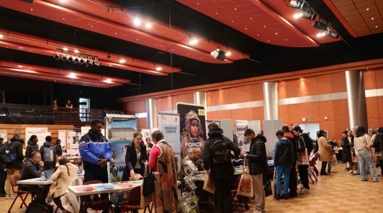 vue scène du loing avec stands pour salon de l'emploi et de l'alternance