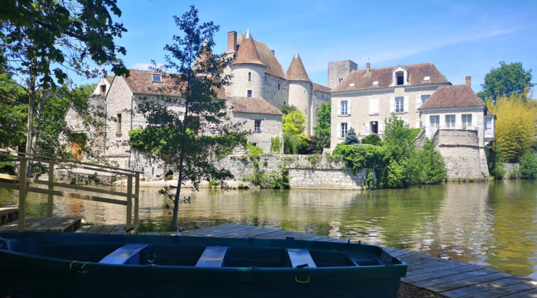 vue nemours avec barque, loing et château-musée