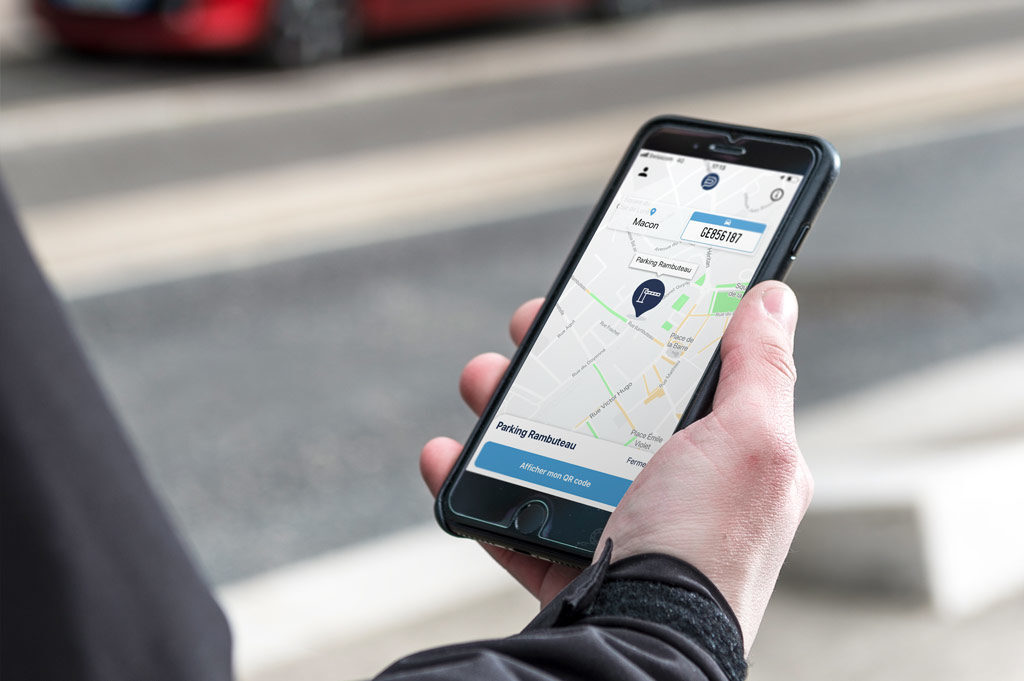 Téléphone portable avec l'application Presto Park d'ouverte pour gérer son stationnement