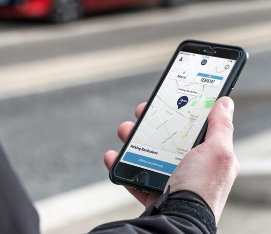 Téléphone portable avec l'application Presto Park d'ouverte pour gérer son stationnement